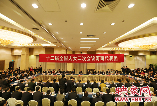 3月5日下午，第十二屆全國人代會(huì)河南代表團(tuán)召開全體會(huì)議，議論政府工作報(bào)告。