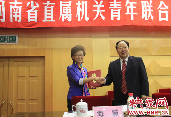 省青聯(lián)副主席、央視主播海霞被受聘為本屆省直青聯(lián)名譽(yù)主席。