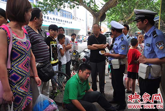民警在現(xiàn)場了解情況