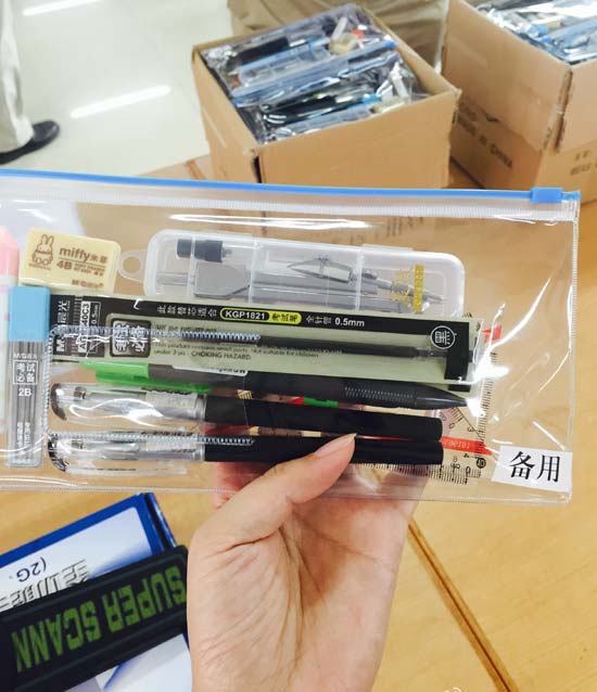 今年“裸考”考生所用的文具（河南人民廣播電臺新聞廣播微博圖）