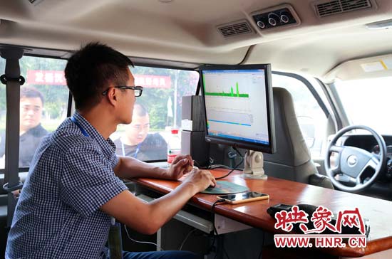 工作人員在無線電檢測車內(nèi)進(jìn)行無線電檢測