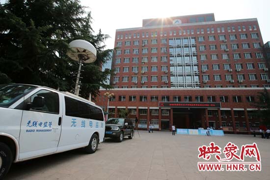 河南省實(shí)驗(yàn)中學(xué)校園內(nèi)的無線電監(jiān)測車
