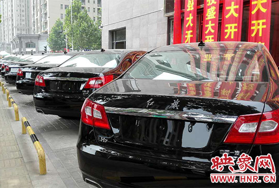 路邊一棟樓上懸掛著二三十條紅色條幅，全部是祝賀一家公司開業(yè)的。