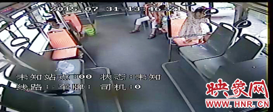 家長放任小孩在車廂內(nèi)玩耍，甚至站到座椅上。