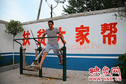 張國(guó)敬堅(jiān)持在村中的文化廣場(chǎng)上做著恢復(fù)性鍛煉。