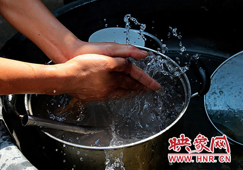 洗碗洗菜對(duì)于雙眼失明的張國(guó)敬來(lái)說(shuō)，需要比常人花上更多的時(shí)間。