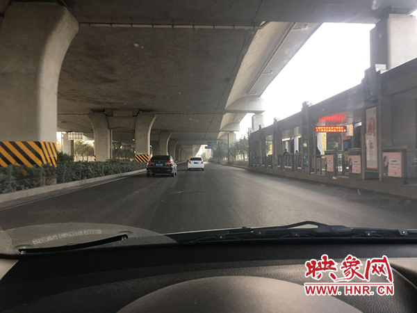 限行首日，三環(huán)橋上橋下，車輛不多，交通狀況良好。