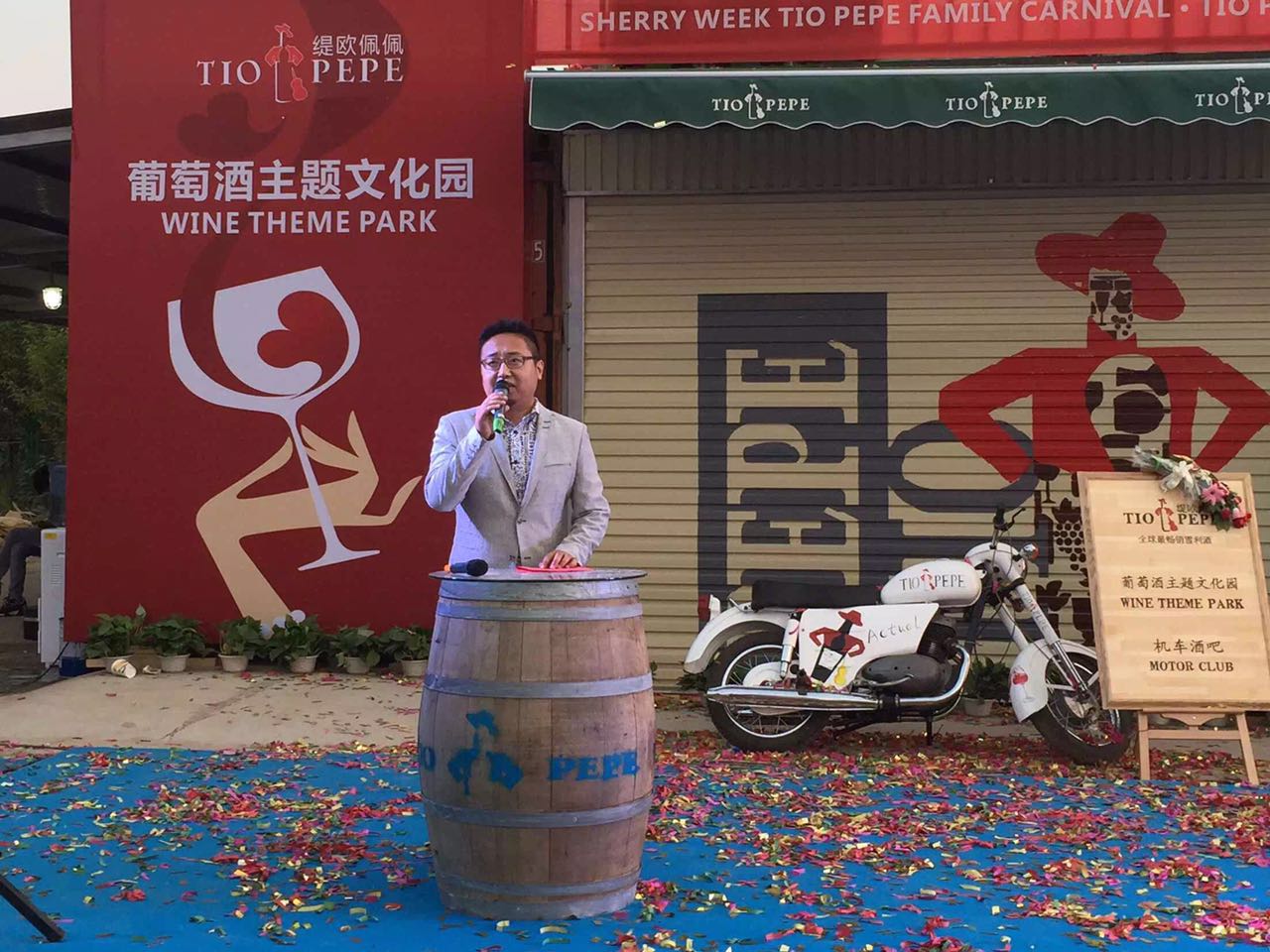 我們的巖歐巴出場(chǎng)嘍！真的是迷倒臺(tái)下一片！