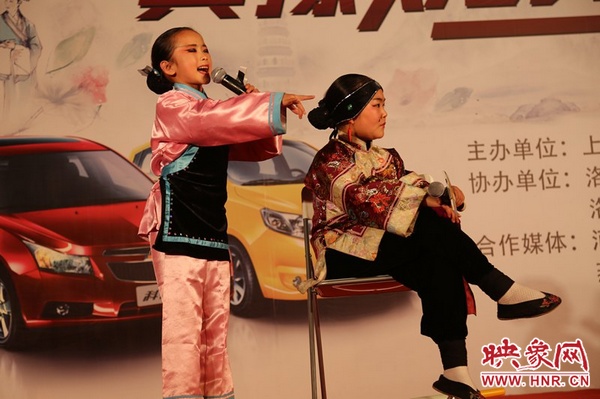 兩個小演員的表演活潑，惹得觀眾連連叫好。