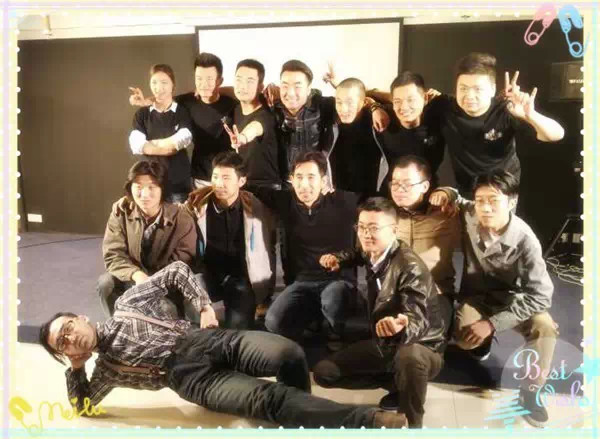 表演結束，看這哥們兒，為了和演員合影也是蠻拼的！