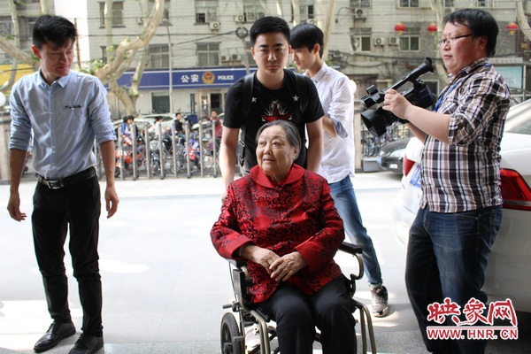 豫劇大師馬金鳳先生到達(dá)廣播大廈
