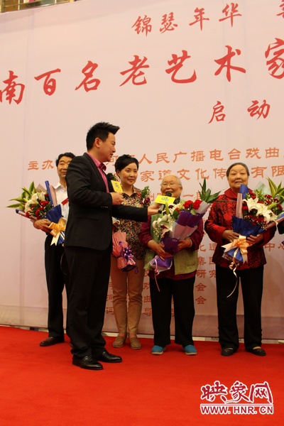 主持人月陽現(xiàn)場采訪高潔老師