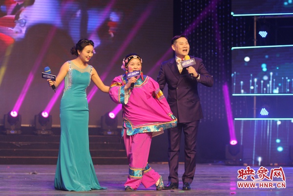 年度最逗樂女丑獎(jiǎng)得主張曉英與著名演員王彤、娛樂976主持人小魚兒現(xiàn)場(chǎng)即興表演