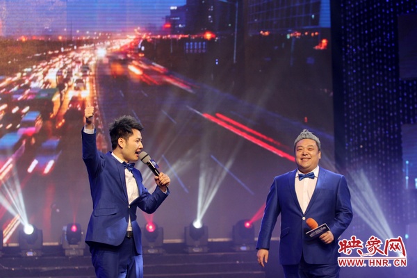 余潤澤、徐銨現(xiàn)場演唱《習(xí)大大愛著彭麻麻》
