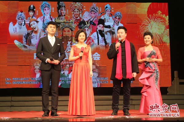 戲迷春晚主持人月陽（右二）、李亞楠（右一）、王巖（左二）、王曉凡（左一）
