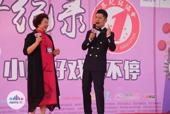 原來是關大帥哥的演唱，逗笑了全場觀眾