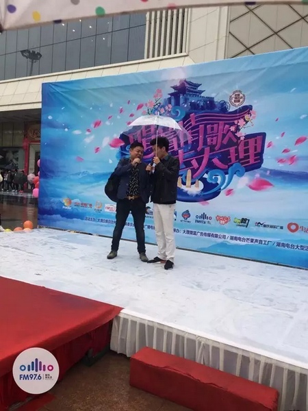 這位男士向遠(yuǎn)在家鄉(xiāng)的妻子隔空表白，勇氣真是大大的，您對妻子的愛，已經(jīng)超越萬水千山。