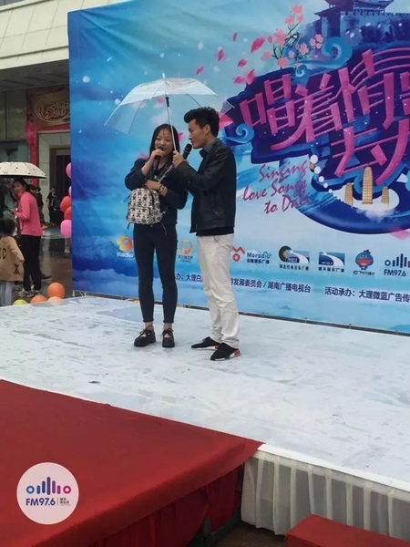 這是一位在校大學(xué)校，暗暗的喜歡純純的愛。