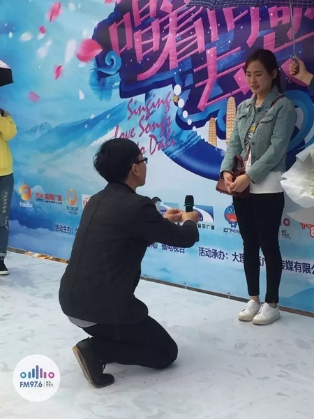 蘇世龍手捧戒指，單膝跪地向夢夢求婚，夢夢激動的說不出話來，點(diǎn)頭答應(yīng)~