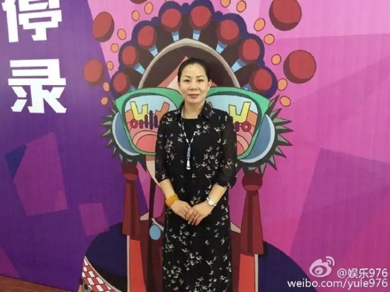 河南大愛劇團(tuán)代表張艷紅講述自己帶領(lǐng)團(tuán)里的演員參與挑戰(zhàn)的故事。