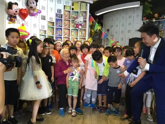 　　豫劇表演藝術(shù)家高潔老師和孩子們在一起，講述自己和戲曲的故事，祝福所有的小朋友節(jié)日快樂。