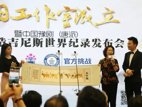 著名豫劇表演藝術(shù)家虎美玲為了本次新聞發(fā)布會(huì)特地從海南趕回鄭州并贈(zèng)予月陽“五牛圖”一幅