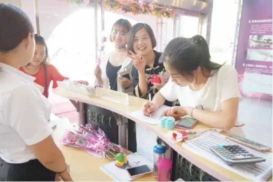 到場(chǎng)嘉賓均獲得巧克力一盒，女士另外還獲得獲得玫瑰花一支。