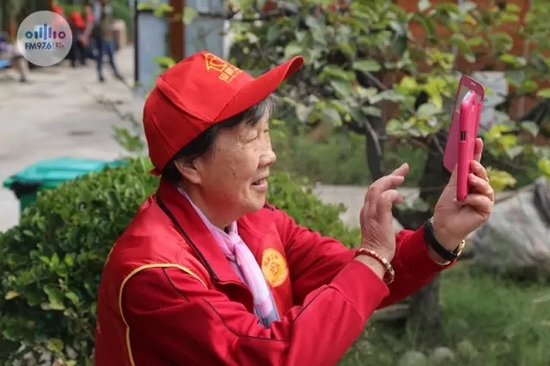 爺爺奶奶叔叔阿姨被盛運莊園的景致吸引，紛紛拍照留影