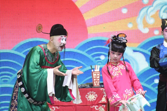 張仙草（左） 孟雅萱（右）