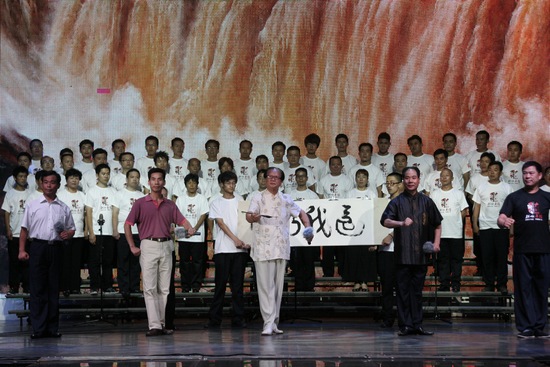 著名表演藝術(shù)家、唐派傳人賈廷聚（中），率眾弟子演唱唐派經(jīng)典名段《還我河山》