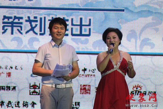 “十大票友演唱會”晚會主持人月陽、丁蘭 “十大票友演唱會”晚會主持人月陽、丁蘭