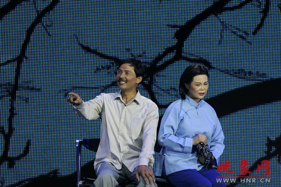 劉海功(左)王清平(右)表演經(jīng)典豫劇《倒霉大叔的婚事》選段——月下相會 劉海功(左)王清平(右)表演經(jīng)典豫劇《倒霉大叔的婚事》選段——月下相會