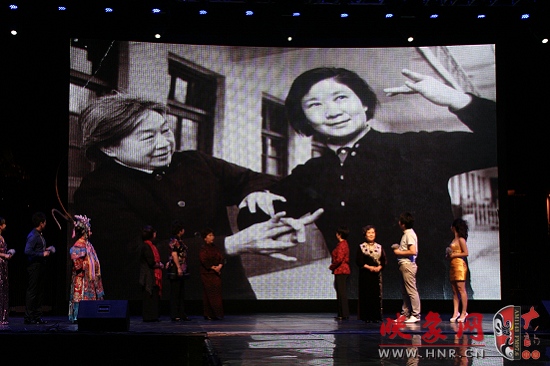 “永遠(yuǎn)的雪里梅花”——豫劇閻派專場(chǎng)演唱會(huì):回顧閻立品大師風(fēng)采 “永遠(yuǎn)的雪里梅花”——豫劇閻派專場(chǎng)演唱會(huì):回顧閻立品大師風(fēng)采