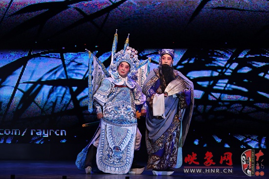 著名越調(diào)演員李娟（右）張根央（左）表演《諸葛亮吊孝》選段“長(zhǎng)江水萬(wàn)里長(zhǎng)”