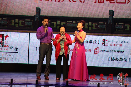 著名越調(diào)表演藝術(shù)家、越調(diào)皇后毛愛(ài)蓮（中）