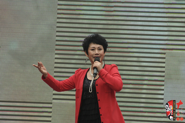著名豫劇表演藝術(shù)家魏俊英現(xiàn)場演唱豫劇《紅菊》選段“十祝?！?、《五世請纓》選段“先王爺封我是個長壽星”
