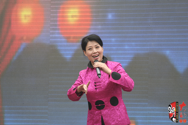 著名曲劇表演藝術(shù)家、中國戲劇梅花獎獲得者方素珍演唱曲劇《風(fēng)雪配》選段“今日是我出閨的前一天晚上”
