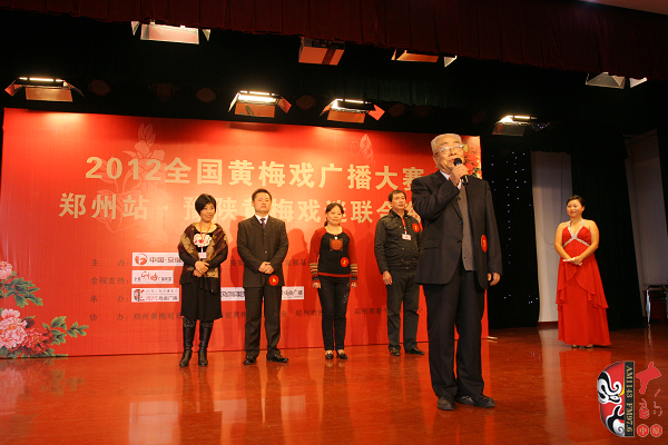 選手五人一組上臺(tái)表演，臺(tái)上為第一組選手