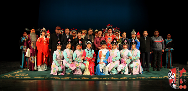 全體演職人員與藝術(shù)家和鶴壁市領(lǐng)導(dǎo)合影