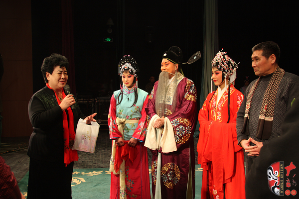 著名豫劇表演藝術(shù)家王希玲（左）對(duì)劇目進(jìn)行點(diǎn)評(píng)