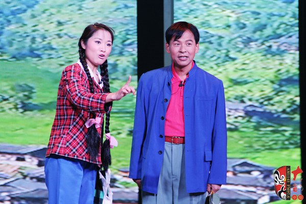 第二場，河南省豫劇三團優(yōu)秀演員劉海功（右）飾栓保，安陽市票友景永芳（左）飾銀環(huán)