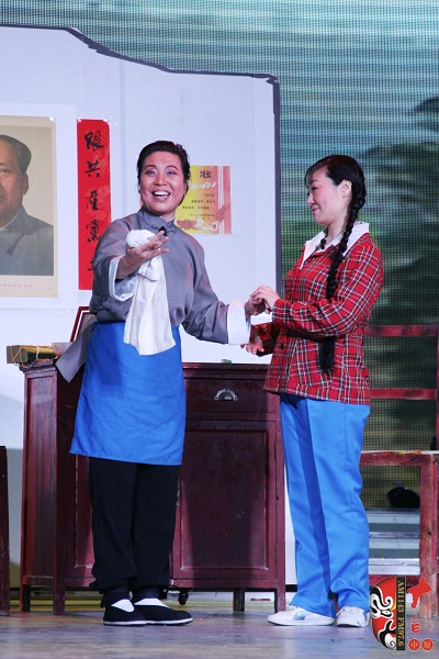 第三場，河南電臺戲曲廣播總監(jiān)木子（左）飾栓保娘，《梨園星秀場》《有你就有戲》主持人媛媛（右）飾銀環(huán)