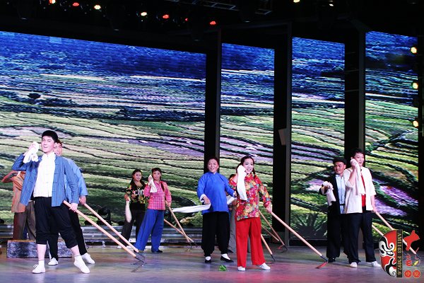 群眾勞動場面，劇中演員包含票友、專業(yè)演員、戲迷