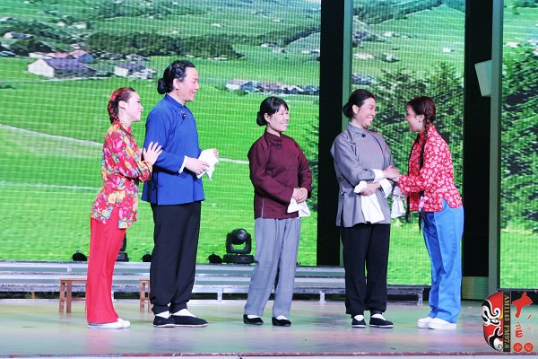 著名戲曲節(jié)目主持人、河南電臺戲曲廣播當家小生月陽（左二）反串飾演二大娘