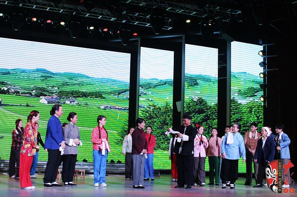 眾鄉(xiāng)親場面——包含河南電臺戲曲廣播主持人，專業(yè)戲曲演員、戲曲票友，河南電臺戲曲廣播聽眾