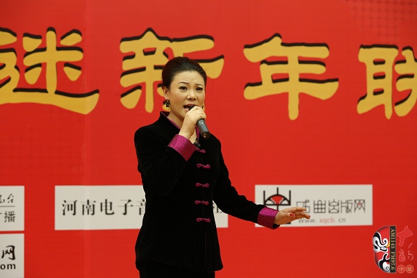 戲曲廣播主持人王唯、曉琴、丁蘭、李鋮及鄭州市曲劇團(tuán)優(yōu)秀演員張娜共同表演的小品《賣鞋》