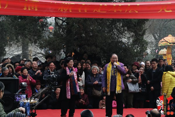 著名豫劇表演藝術(shù)家楊華瑞（左）、王善樸（右）合唱歌曲《天不下雨天不刮風(fēng)天上有太陽》