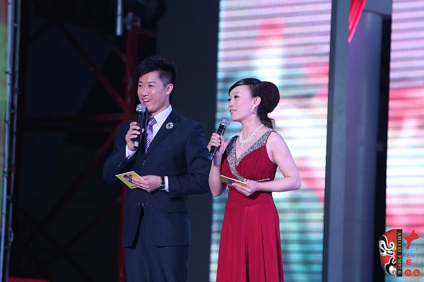 晚會(huì)主持人：河南電臺(tái)戲曲廣播副總監(jiān)張彤（右）、《梨園星秀場(chǎng)》主持人池城（左）