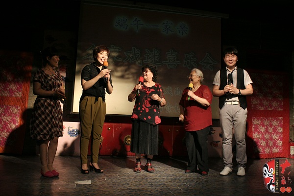 戲曲廣播總監(jiān)木子、豫劇表演藝術(shù)家楊華瑞、高潔、戲曲廣播當(dāng)家小生月陽、票友張華合作表演《朝陽溝》選段