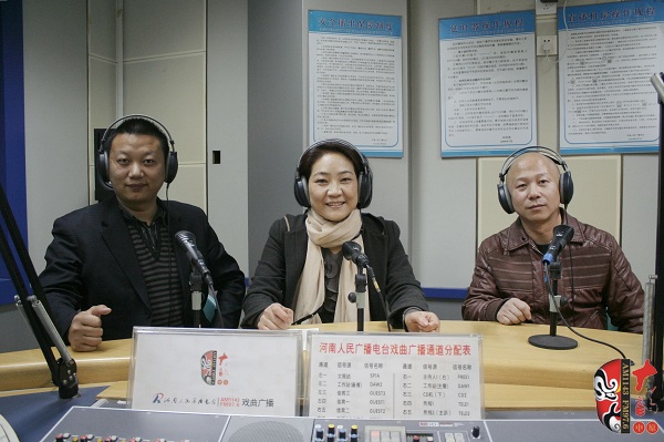 本次傳統(tǒng)古裝大戲《三哭殿》的輔導(dǎo)老師之一、著名越調(diào)演員李娟（中）及本次大戲的主要演員做客直播間